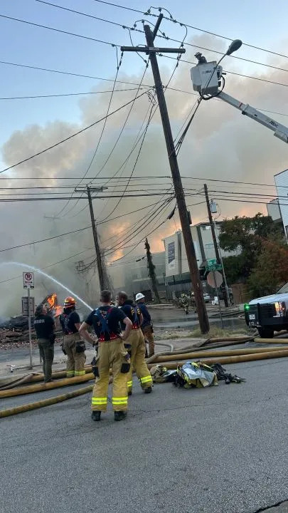 حريق بالقرب من I-35 شمال حرم UT مساء الأحد (فرانك مارتينيز/KXAN)