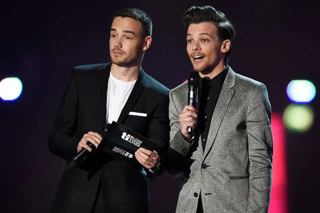 يقدم Dave J Hogan/Dave J Hogan/Getty Liam Payne وLouis Tomlinson جائزة أفضل فنانة منفردة في حفل توزيع جوائز BRIT لعام 2016 في The O2 Arena في 24 فبراير 2016 في لندن، إنجلترا.