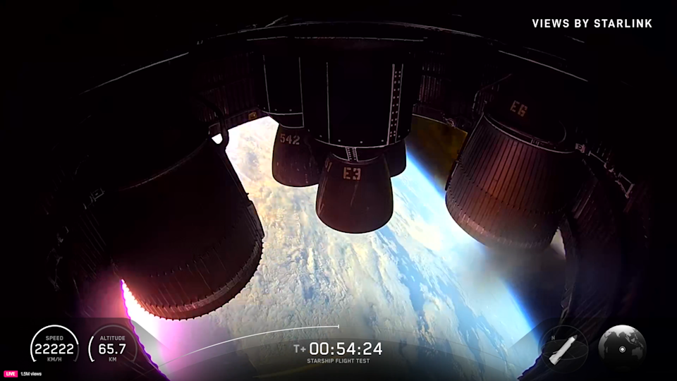 محركات المركبة الفضائية SpaceX محاطة ببلازما حمراء ساخنة أثناء إعادة الدخول في الرحلة 11 مع رؤية الأرض بالأسفل.