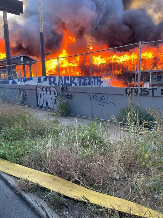 إدارة إطفاء أوستن التي تستجيب للنيران في كتلة 2900 من شارع North Interstate 35 Service Road يوم الأحد (إدارة إطفاء الحرائق في أوستن)