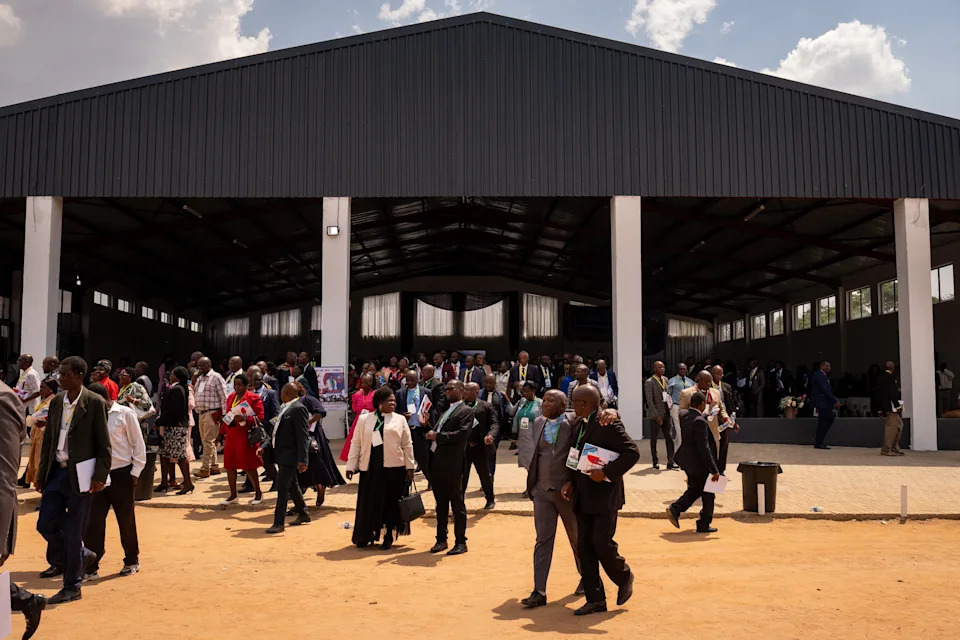 يأخذ المندوبون استراحة قصيرة خلال اليوم الثاني من المؤتمر السنوي للكنيسة الميثودية المتحدة في زيمبابوي الشرقية في روا، زيمبابوي، السبت 25 أكتوبر 2025.