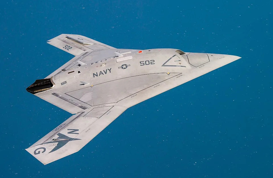 كانت الطائرات المتظاهرة X-47B عبارة عن طائرات بدون طيار ذات جناح طائرة ورقية مقاتلة من شركة Northrop Grumman والتي حلقت كبرنامج اختبار للبحرية في العقد الأول من القرن الحادي والعشرين. كان هناك حديث عن مفهوم أكبر بكثير من طراز X-47C والذي كان من الممكن أن يكون بحجم قاذفة قنابل تكتيكية تقريبًا ولم يتقدم أبدًا. تتميز بعض تصميمات B-3/Next Generation Bomber أيضًا بنماذج طائرة ورقية مكرنك. (USN)