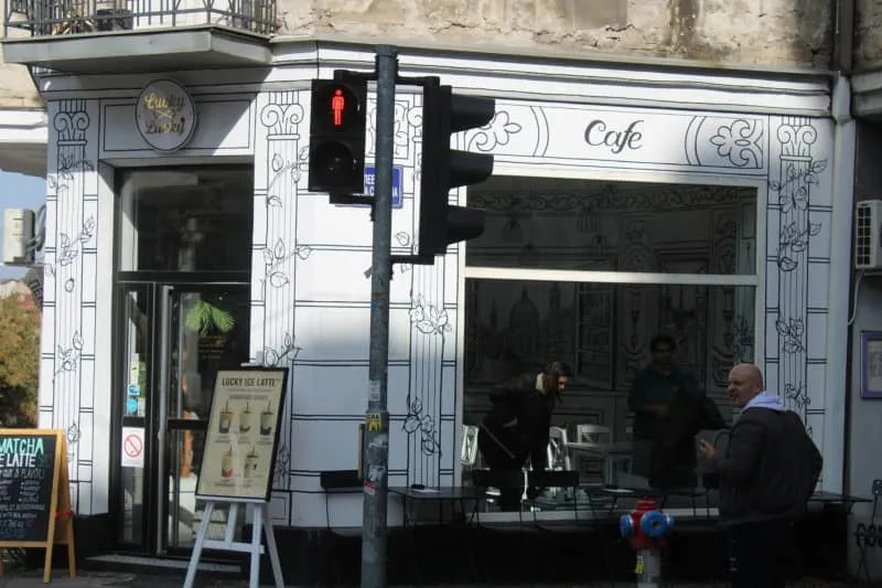 مقهى على زاوية ديسبوتا ستيفانا وسيتينيسكا في وسط المدينة. تنتشر حاليًا المقاهي ذات الأجواء الرائعة مثل هذا في جميع أنحاء بلغراد. جريجور ماير/ وكالة الأنباء الألمانية