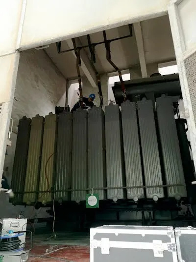 عدة قطع كبيرة من الآلات المعدنية تصطف في منشأة تحت الأرض.