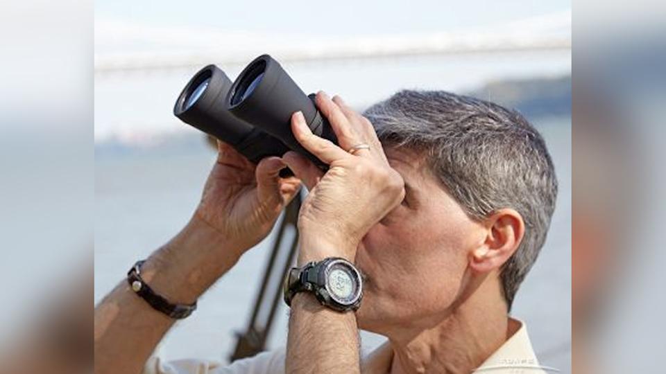 Celestron Cometron 7x50 مناظير في اليد