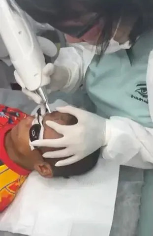 Newsflare صبي يبلغ من العمر 10 سنوات يخضع لإزالة الوشم بالليزر بعد أن قام المتنمرون بكتابة كلمة مهينة على جبهته