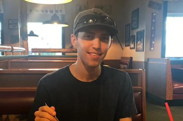 تايلر روبنسون في المطعم