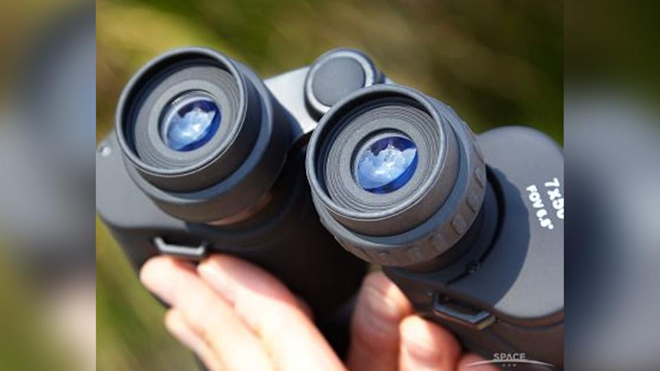 Celestron Cometron 7x50 مناظير في اليد