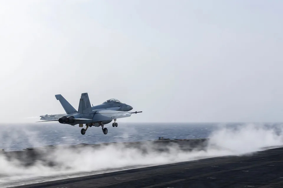 إطلاق F/A-18F Super Hornet من سطح الطيران لحامل الطائرات USS Harry S. Truman في الشرق الأوسط في أبريل.