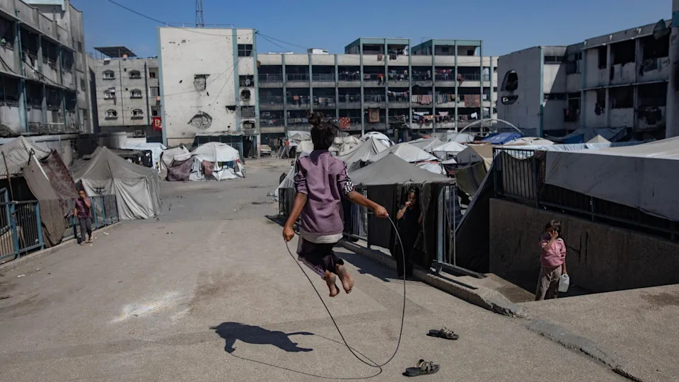طفل فلسطيني يقفز بالحبل داخل مدرسة تديرها الأونروا لإيواء الفلسطينيين النازحين داخليًا في خان يونس، جنوب غزة (30 سبتمبر 2025)