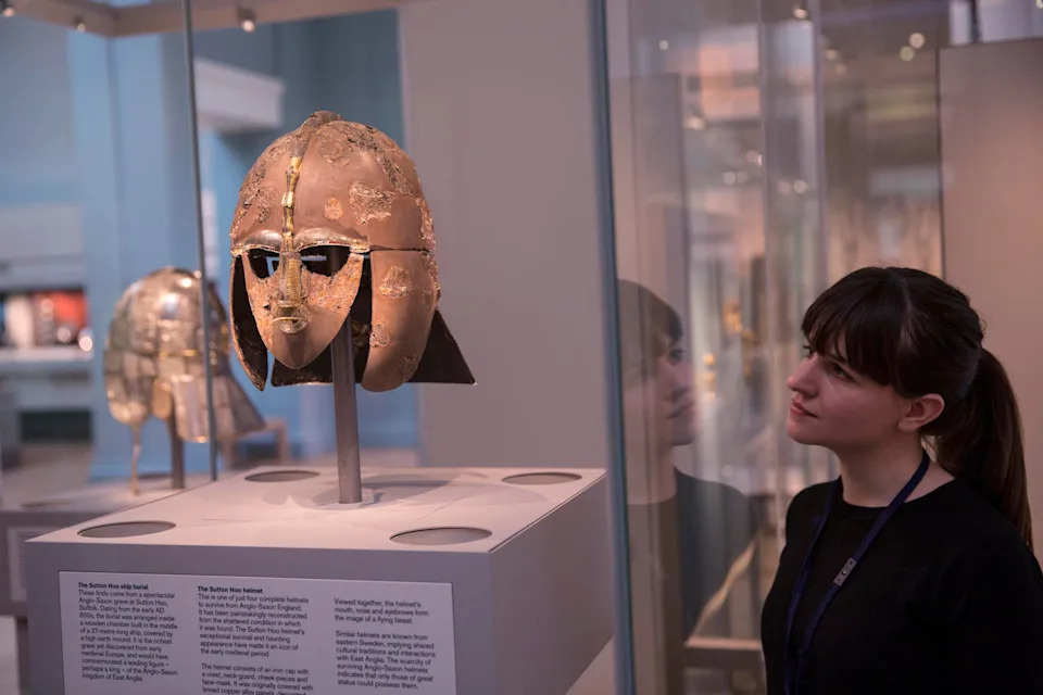 تراه امرأة خوذة Sutton Hoo معروضة في