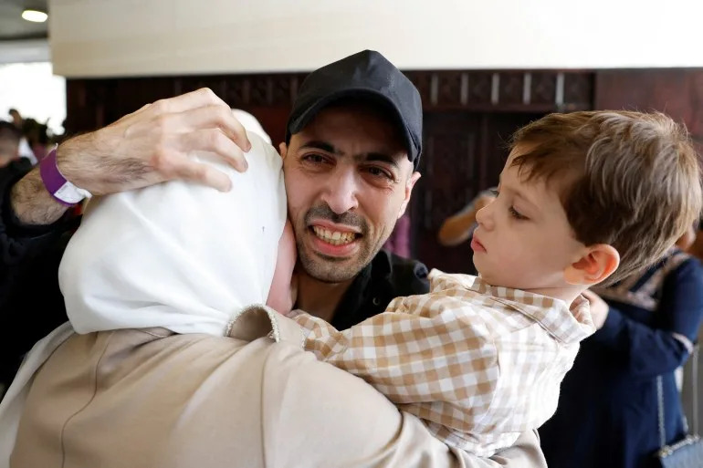 أفرجت قوات الاحتلال الإسرائيلي عن أسرى فلسطينيين كانوا في طريقهم إلى رام الله بموجب اتفاق وقف إطلاق النار