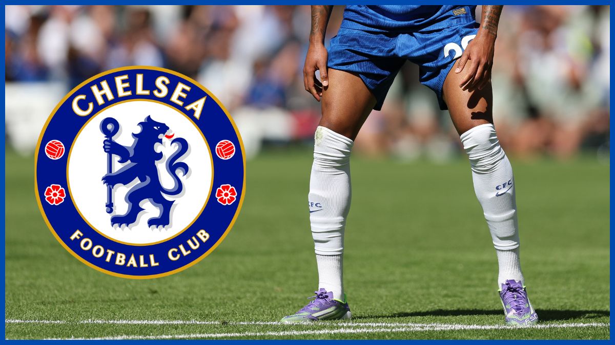 جواو بيدرو مع شعار تشيلسي.