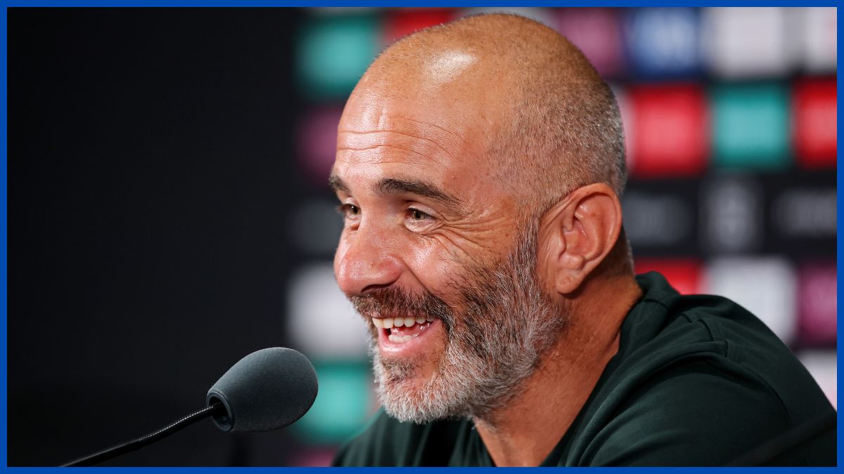 إنزو ماريسكا في مؤتمر صحفي.