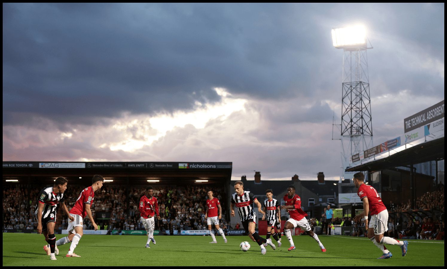 لاعبو مانشستر يونايتد وجريمسبي يلعبون في بلونديل بارك.