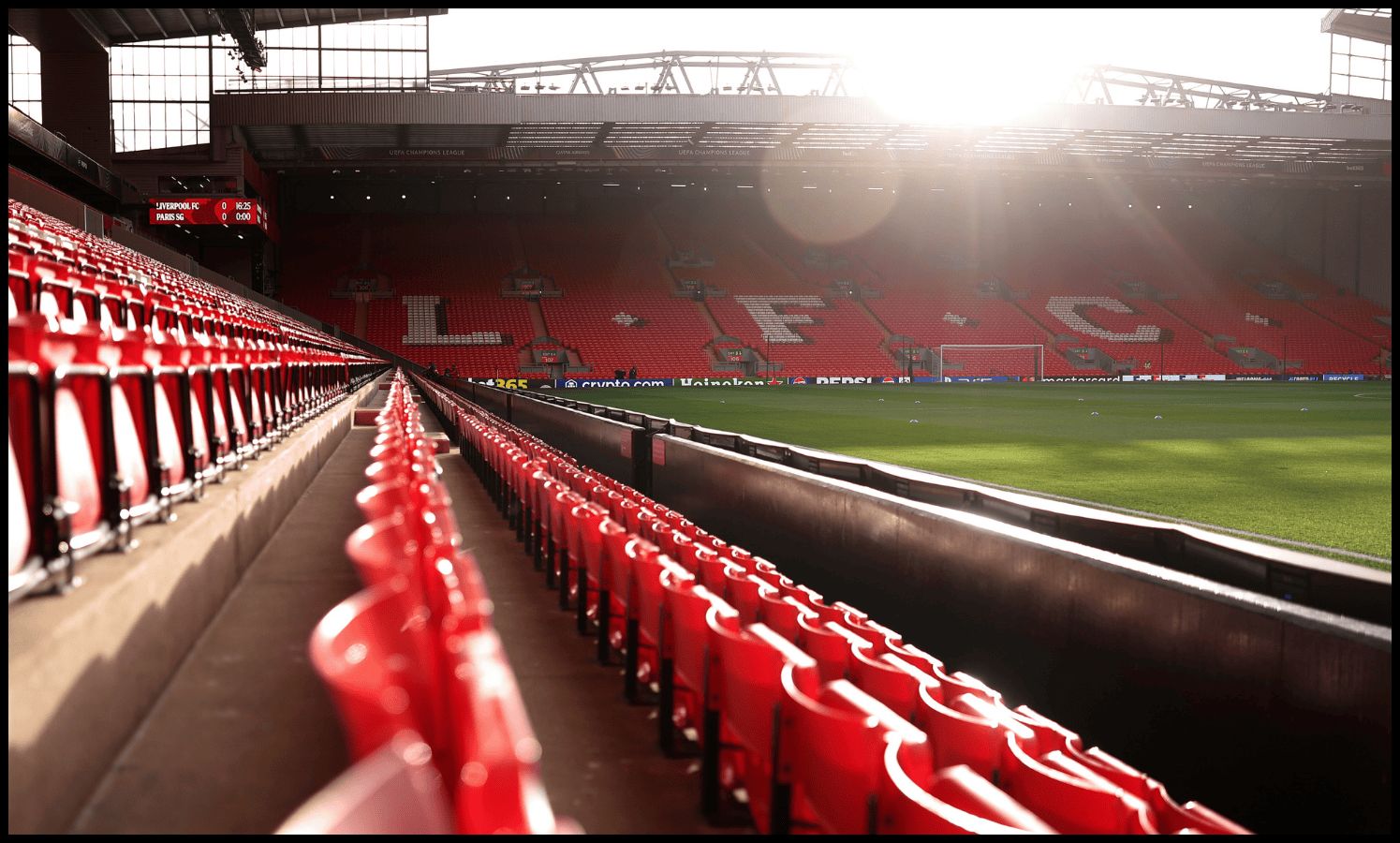 داخل ملعب أنفيلد بليفربول بدون جماهير.