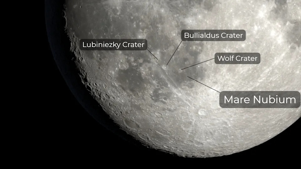 يظهر القرص القمري الجنوبي مع امتداد مظلم من Nupium Sea Mare Nubium المسمى مع Lubiniezky البارز ، Bullialdus و Wolf Craters يندب سطحها