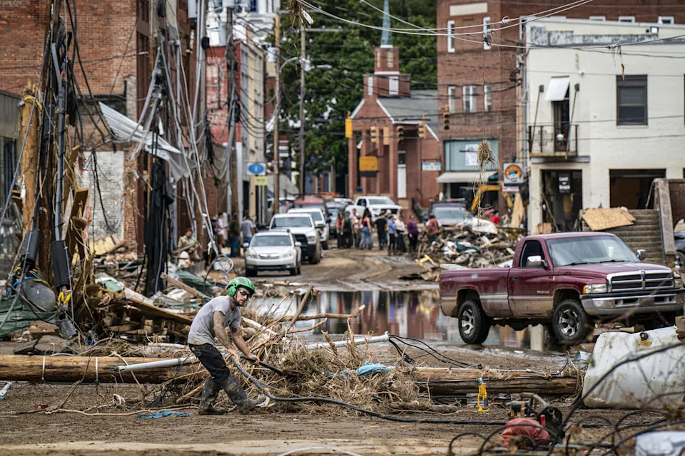 يقوم العمال وأفراد المجتمع وأصحاب الأعمال بتنظيف الحطام في أعقاب إعصار هيلين. (جابين بوتسفورد / واشنطن بوست عبر ملف Getty Images)