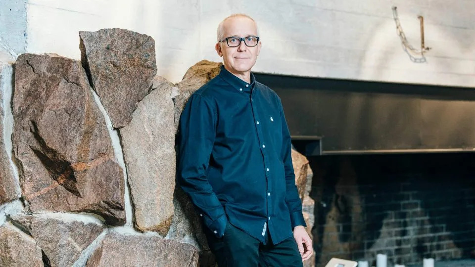الدكتور Jukka Tuhkuri من جامعة آلتو في فنلندا يبحث ميكانيكا ICE وأبلغ عن نتائجه الجديدة في مجلة Polar Record. - Jaakko Kahilaniemi/Aalto University
