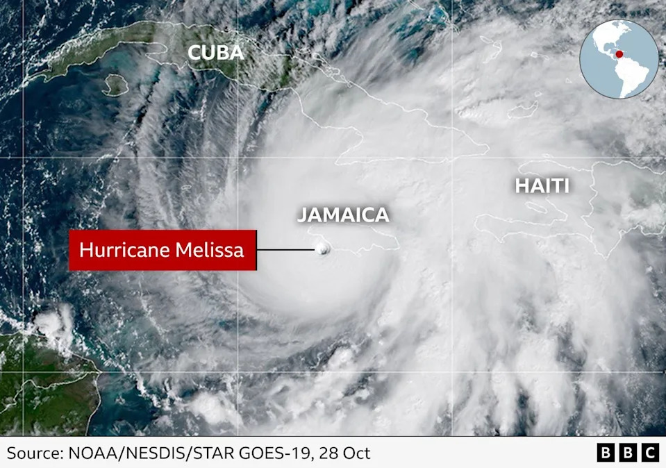 صورة القمر الصناعي تظهر إعصار ميليسا يقترب من جامايكا في منطقة البحر الكاريبي. ويمكن رؤية عين العاصفة بوضوح، وهي محاطة بسحابات بيضاء كثيفة. تقع جامايكا بالقرب من المركز، وتقع كوبا في الشمال الغربي وهايتي في الشمال الشرقي.
