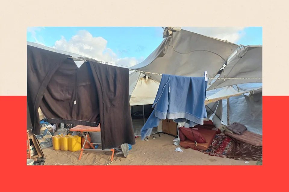 خيمة عايش في الخلفية، وفي المقدمة حبل الغسيل مع بعض الملابس