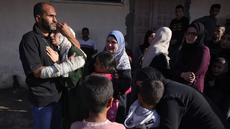 الأصدقاء والأقارب ينعون وفاة أحد أحبائهم خارج مستشفى شهداء الأقصى في دير البلح يوم الأحد. – بشار طالب/ وكالة الصحافة الفرنسية/ غيتي إيماجز
