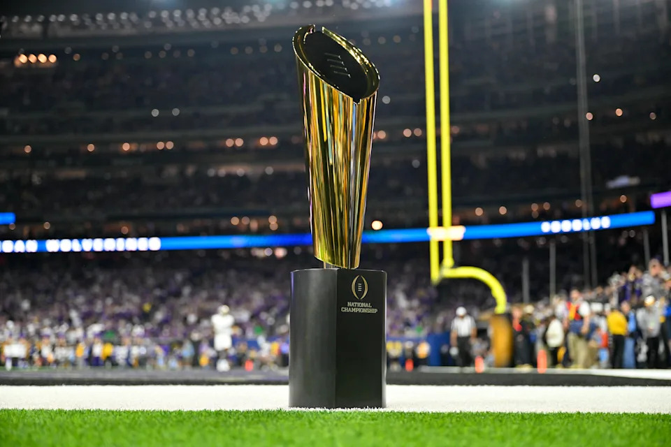 هيوستن، تكساس - 08 يناير: منظر لكأس البطولة الوطنية لكرة القدم للكلية خلال مباراة بطولة CFP الوطنية لعام 2024 بين ميشيغان ولفرينز وواشنطن أقوياء البنية في ملعب NRG في 08 يناير 2024 في هيوستن، تكساس. فاز فريق ميشيغان ولفرينز بنتيجة 34-13. (تصوير أليكا جينر / غيتي إيماجز)