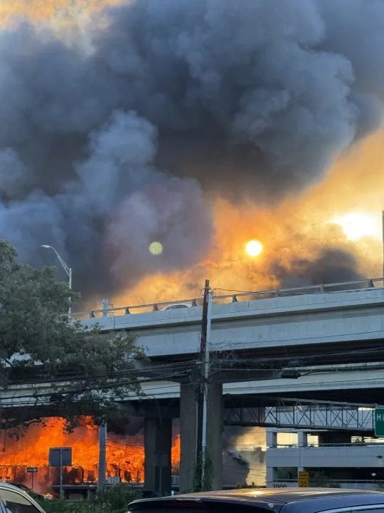 حريق كبير في فندق شاغر بالقرب من حرم UT يندلع في Flames (مجاملة NIC)