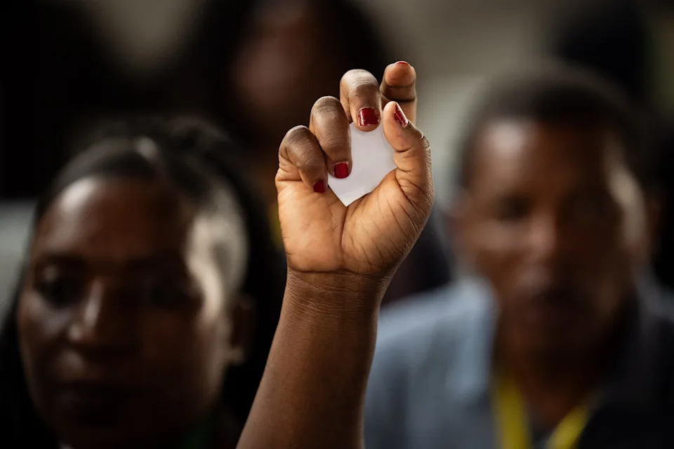 يجري المندوبون بطاقات اقتراع كاملة أثناء التصويت على خطة لإعادة هيكلة الطائفة، المعروفة باسم الهيكلة الإقليمية، خلال اليوم الثاني من المؤتمر السنوي للكنيسة الميثودية المتحدة في زيمبابوي الشرقية في روا، زيمبابوي، السبت 25 أكتوبر 2025.