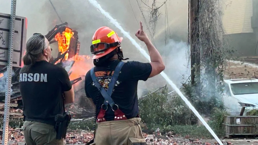 حريق بالقرب من I-35 شمال حرم UT مساء الأحد (فرانك مارتينيز/KXAN)