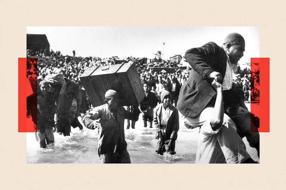 أشخاص يسيرون عبر المياه ويحملون الأمتعة أثناء نزوح الفلسطينيين عام 1948