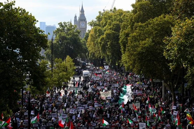 المؤيدون للفلسطينيين يحملون لافتات