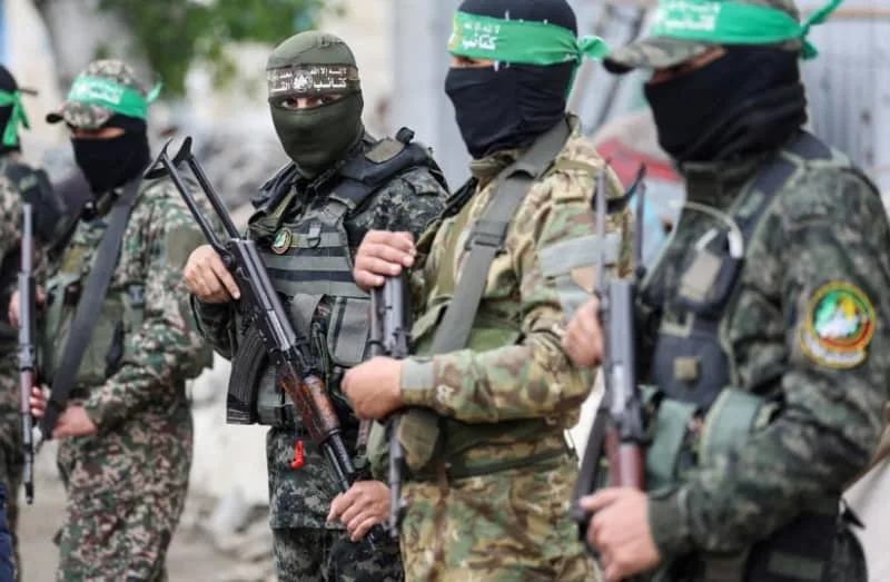 مسلحون يقفون للحراسة في جنازة مروان عيسى، نائب القائد العسكري الكبير لحماس الذي قُتل في غارة جوية إسرائيلية خلال الصراع بين إسرائيل وحماس، وسط وقف إطلاق النار بين إسرائيل وحماس، في وسط قطاع غزة، 7 فبراير، 2025. (Credit: AGUSTIN MARCARIAN/REUTERS)