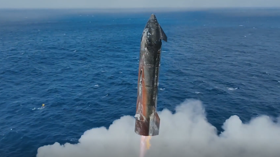 تنزل المرحلة العليا من سفينة SpaceX للهبوط في المحيط الهندي لإنهاء اختبار رحلة Starship's Flight 10 في 26 أغسطس 2025.