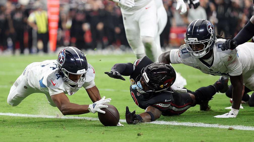 تايلر لوكيت يغطس على الكرة ليسجل هبوطًا ل Tennessee Titans ضد أريزونا كاردينالز