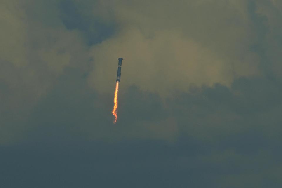 يعود معزز الصواريخ الضخم التابع لشركة SpaceX إلى الخليج خلال رحلة تجريبية من ستاربيس، تكساس، يوم الاثنين 13 أكتوبر 2025. / Credit: Eric Gay / AP
