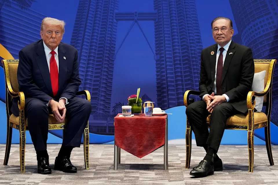التقى الرئيس الأمريكي دونالد ترامب ورئيس الوزراء الماليزي أنور إبراهيم في كوالالمبور يوم الأحد. / أندرو هارنيك / غيتي إميجز