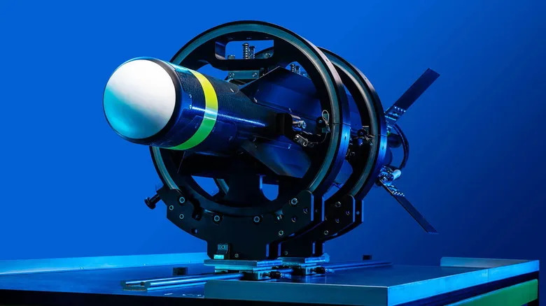 طائرة Raytheon Coyote بدون طيار على طاولة العرض في القاذفة