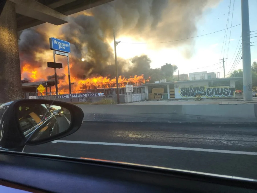 حريق بالقرب من كتلة 2900 من طريق الخدمة الشمالية I-35 مساء الأحد