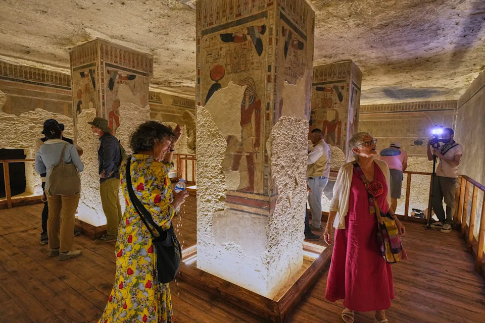 ينظر الزوار إلى قبر Amenhotep III ، الذي حكم مصر القديمة بين عام 1390 قبل الميلاد و 1350 قبل الميلاد ، في وادي الملوك في مدينة الكمور الجنوبية ، مصر. / الائتمان: AMR Nabil / AP