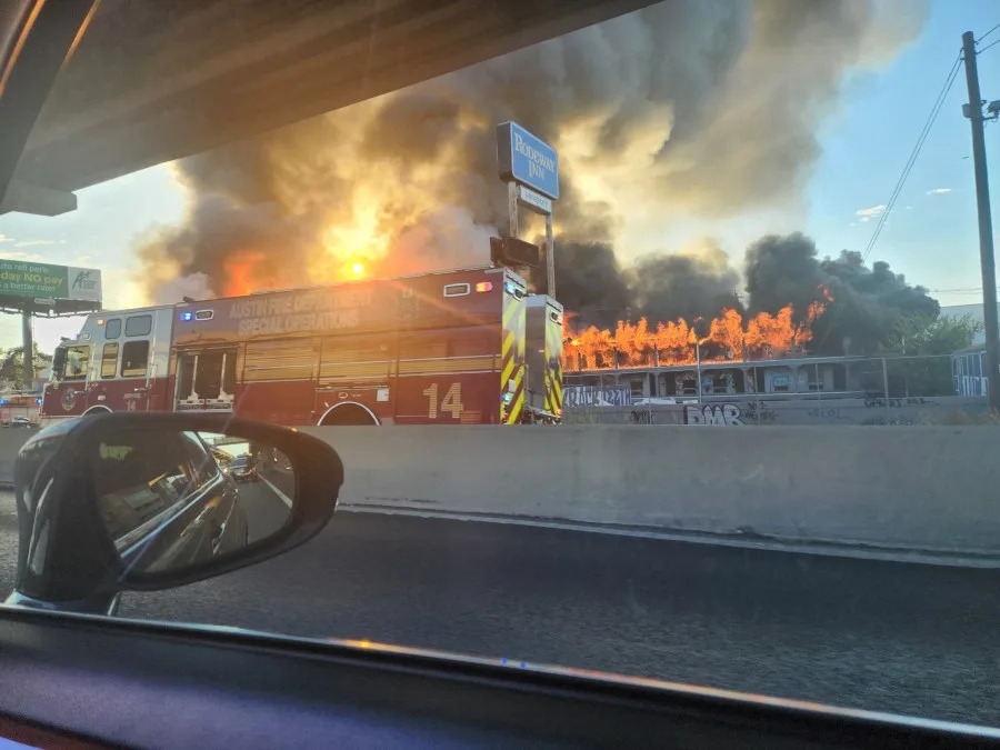 حريق بالقرب من كتلة 2900 من طريق الخدمة الشمالية I-35 مساء الأحد