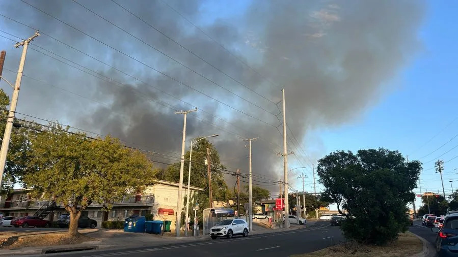 عمود الدخان بالقرب من حرم UT مساء الأحد (KXAN Photo/ Frank Martinez)