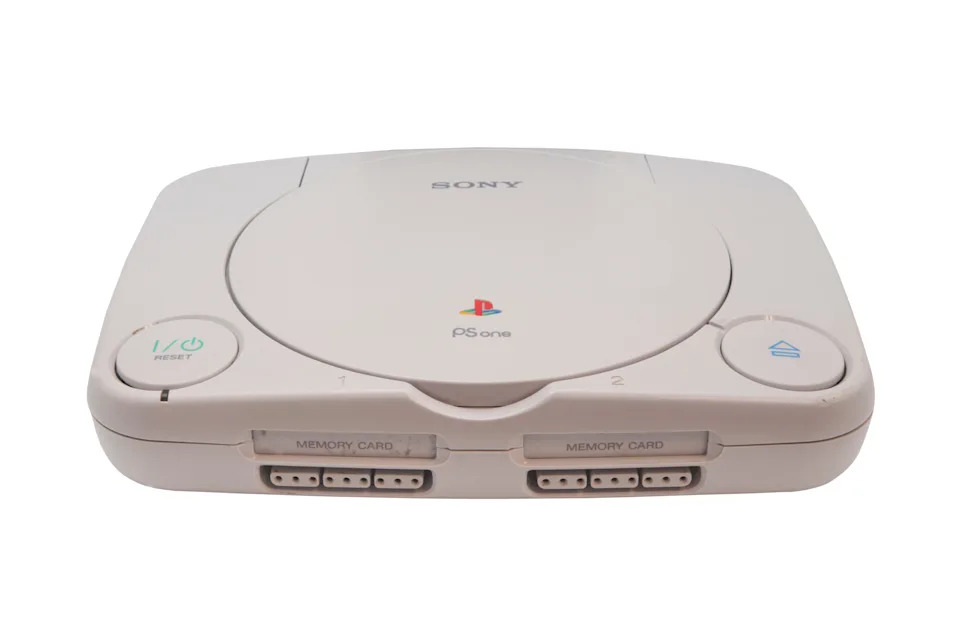 Sony PS وحدة تحكم واحدة ، عرض أمامي ، توضح فتحتين وأزرار بطاقة الذاكرة