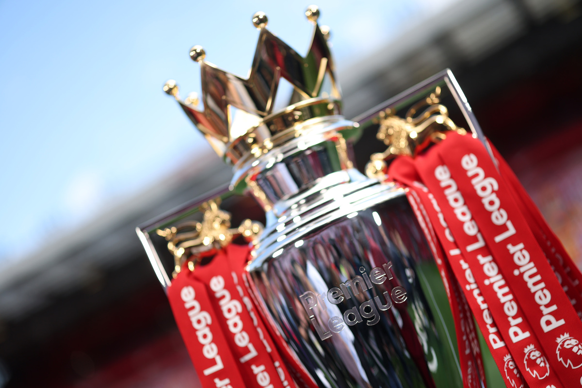 ليفربول، إنجلترا - 25 مايو: عرض تفصيلي لكأس الدوري الإنجليزي الممتاز، مرتديًا شرائط حمراء، قبل مباراة الدوري الإنجليزي الممتاز بين ليفربول وكريستال بالاس في آنفيلد في 25 مايو 2025 في ليفربول، إنجلترا. (تصوير كارل ريسين / غيتي إيماجز)