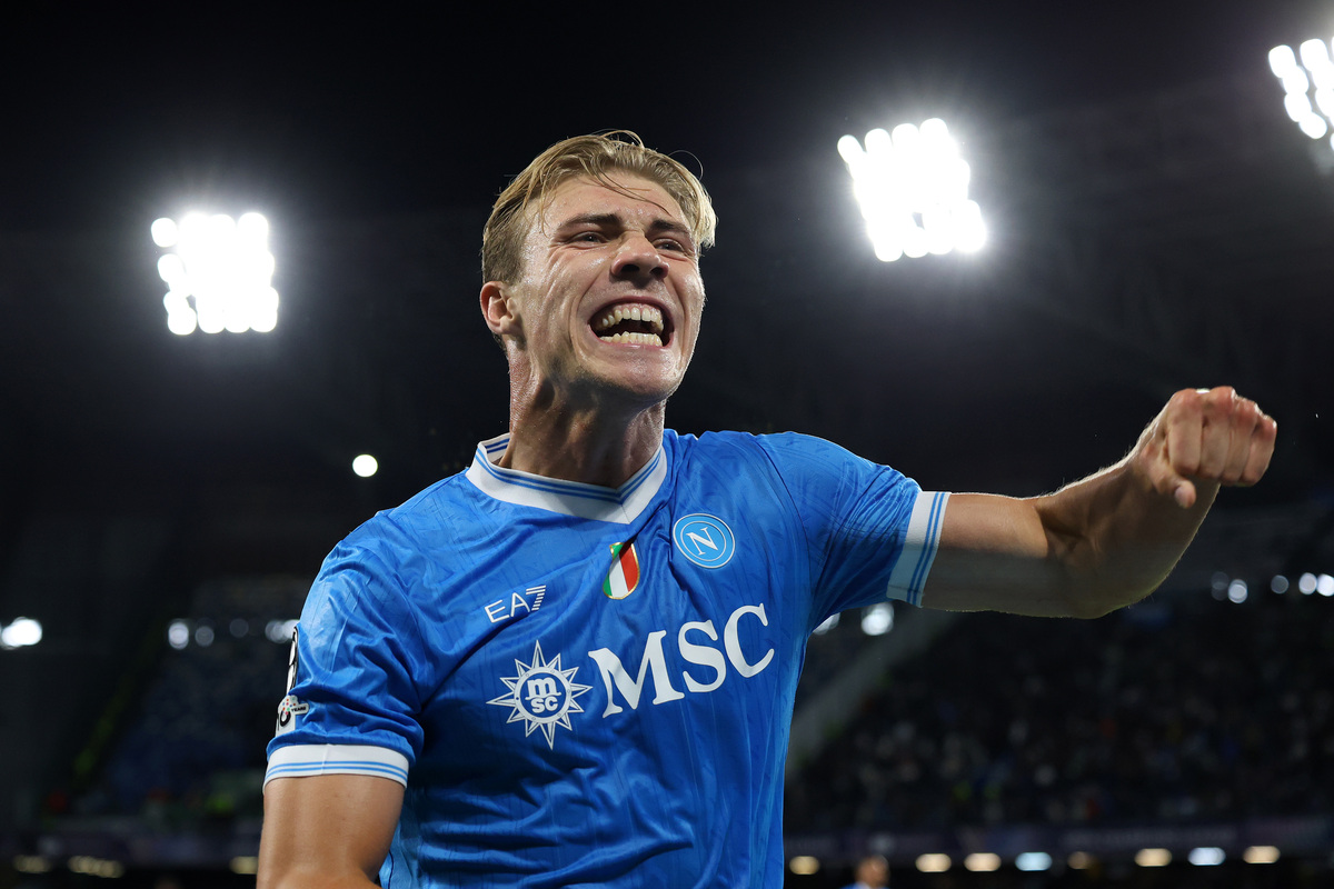 نابولي ، إيطاليا - 01 أكتوبر: يحتفل Rasmus Hojlund من SSC Napoli بعد تسجيله هدفه الأول خلال مباراة الدوري في دوري أبطال أوروبا 2025/26 في المرحلة MD2 بين SSC Napoli و Sporting Clube de Portugal في Stadio Diego Maradona في 01 أكتوبر ، 2025 في نابل ، ايطاليا. (تصوير فرانشيسكو بيكورارو/غيتي إيرش)
