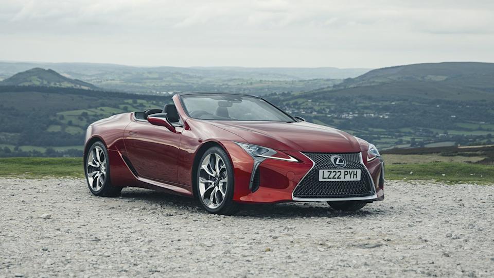 سيارة لكزس LC500 المكشوفة باللون الأحمر، منظر أمامي 3/4