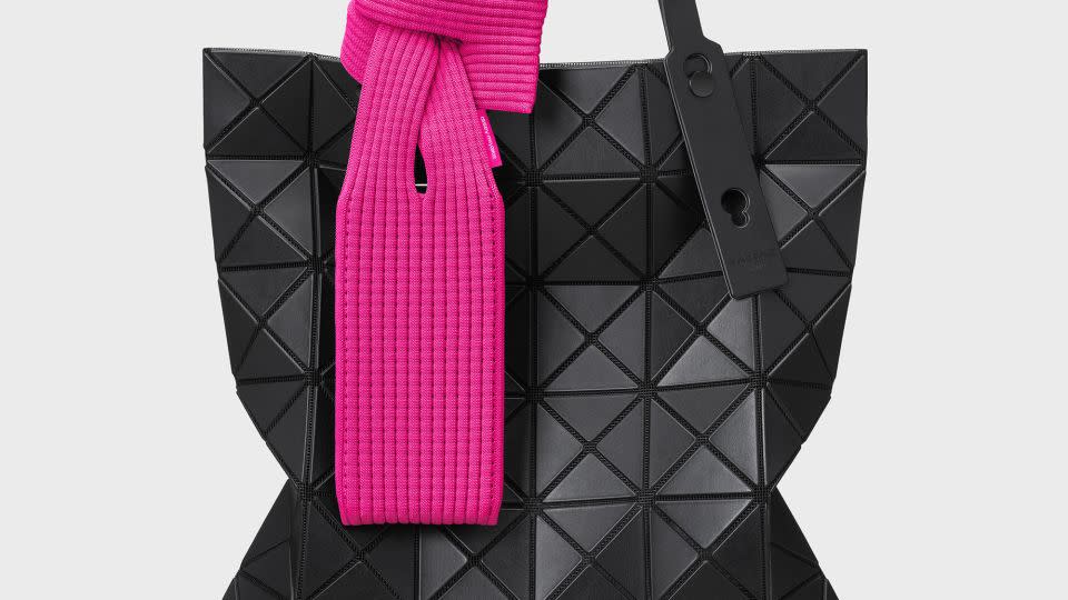 تقول شركة Apple إن هاتف iPhone Pocket يمكن ارتداؤه بعدة طرق – على الكتف، أو ربطه على الحقائب، أو حمله باليد. - تفاحة