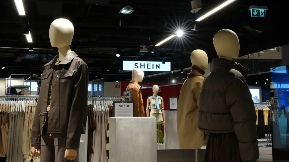 ملابس شين في BHV في باريس، شوهدت في 4 نوفمبر 2025. - Aurelien Morissard / AP
