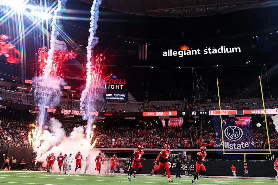 يركض لاعبو UNLV Rebels في مباراتهم ضد فريق Hawai'i Rainbow Warriors يوم الجمعة 21 نوفمبر 2025، في لاس فيغاس، نيفادا. 