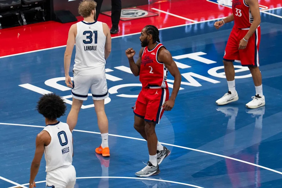 مهاجم لوس أنجلوس كليبرز كوهي ليونارد (2) يحتفل به وواحد خلال مباراة كرة السلة في الدوري الاميركي للمحترفين ضد ممفيس غريزليس، الجمعة 28 نوفمبر 2025 في لوس أنجلوس، كاليفورنيا.